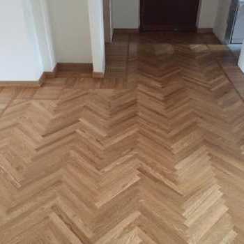 Prefinitura di un parquet in rovere a spina italiana naturale spazzolato color miele 